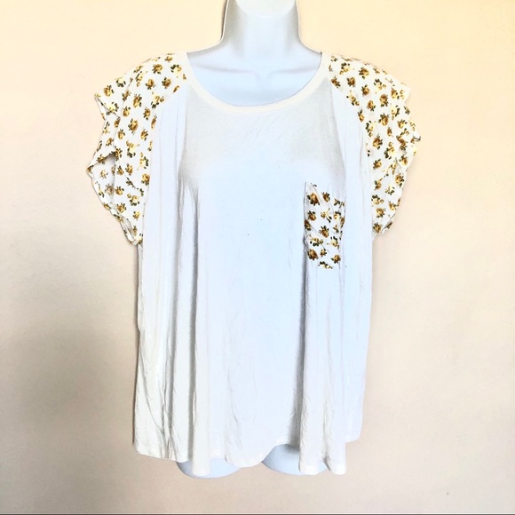 H.I.P. Short ruffle sleeves with floral pockets